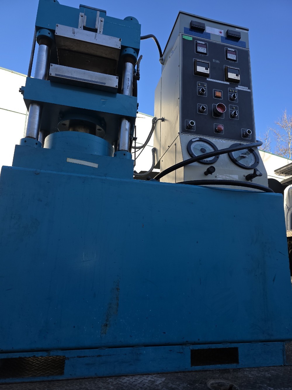100 Ton, PHI, 4-post hydraulic compression molding press, dual heated platens, digital temp. controls, dual - Image 4