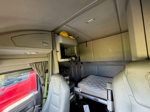 Kenworth #T680, Class 8 sleeper semi tractor, diesel, 1,108,202 miles, 2017 - Image 4