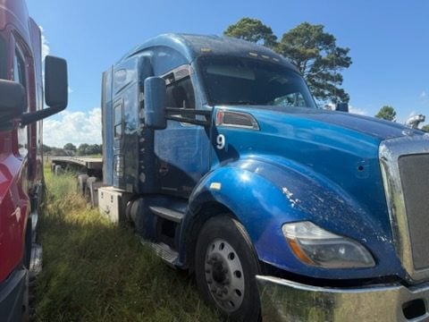 Kenworth #T680, Class 8 sleeper semi tractor, diesel, 1,108,202 miles, 2017 - Image 7