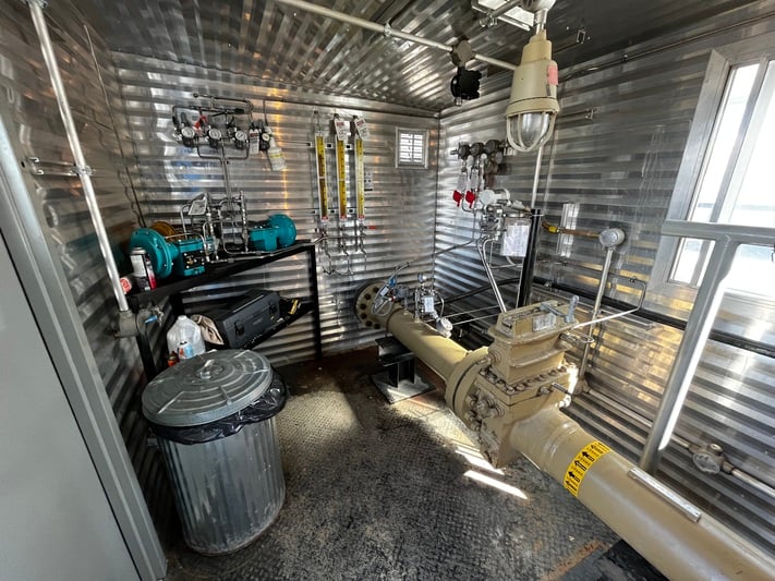 Danieli, 8" 600# meter package, 17' x 8' x 7' building, (3) chemical injection pumps, skidded, sour, 2020 - Image 4