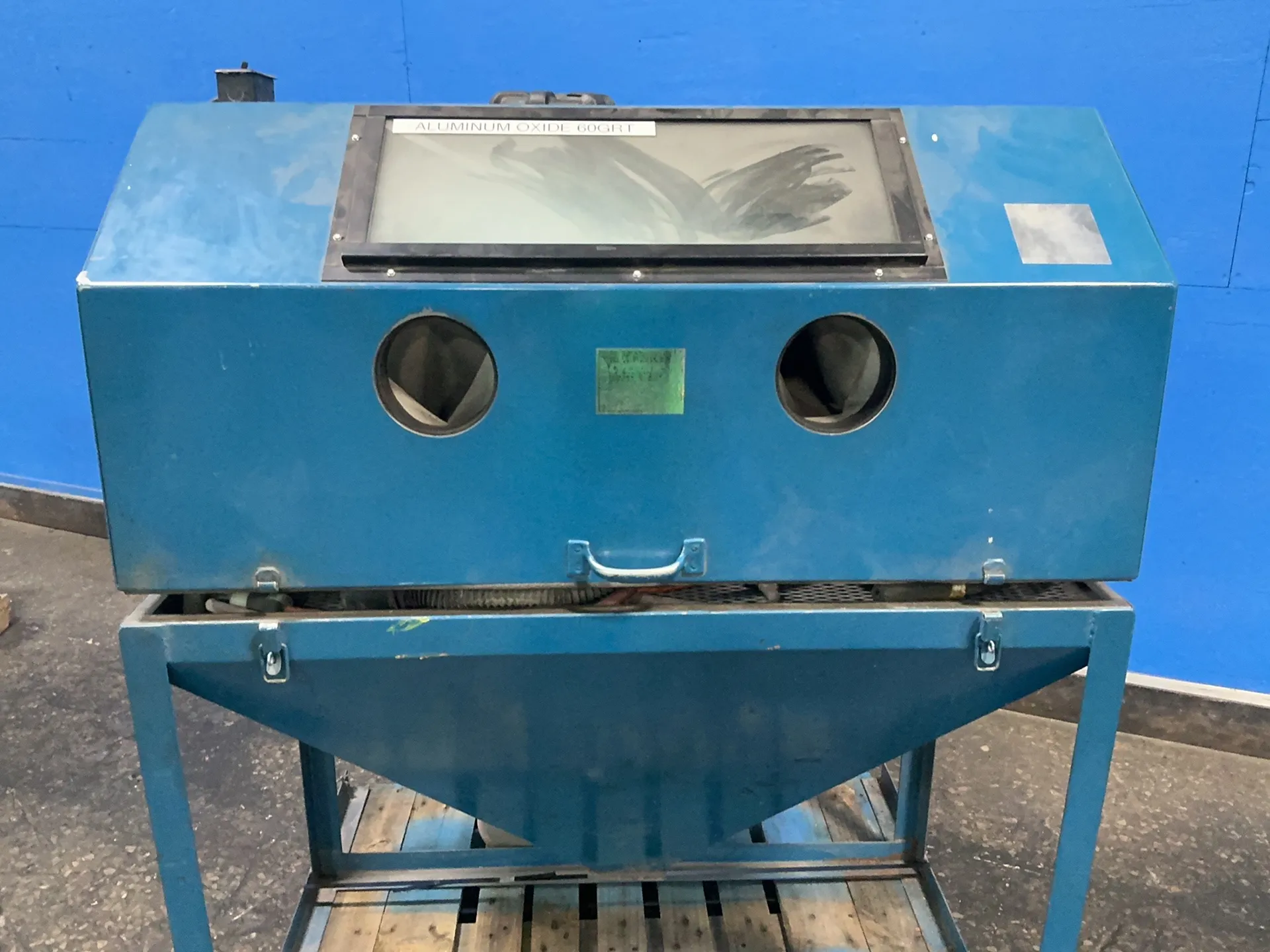 46" x 25" abrasive blast cabinet, Econoline dust collector, hoses, light bulbs - Image 2