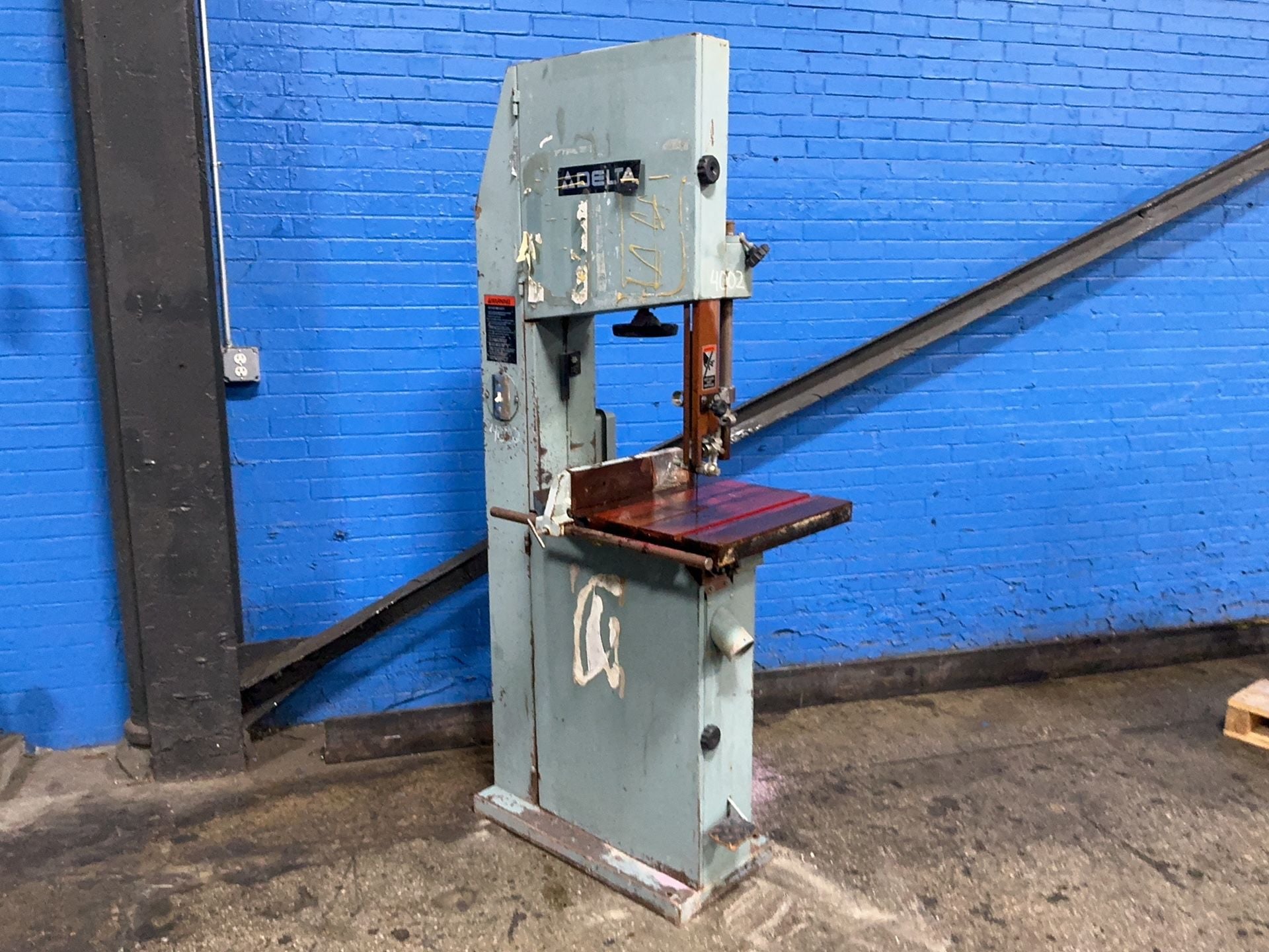 18" x 19" Delta, vertical band saw, 21" x 27" table, 2 HP - Image 2
