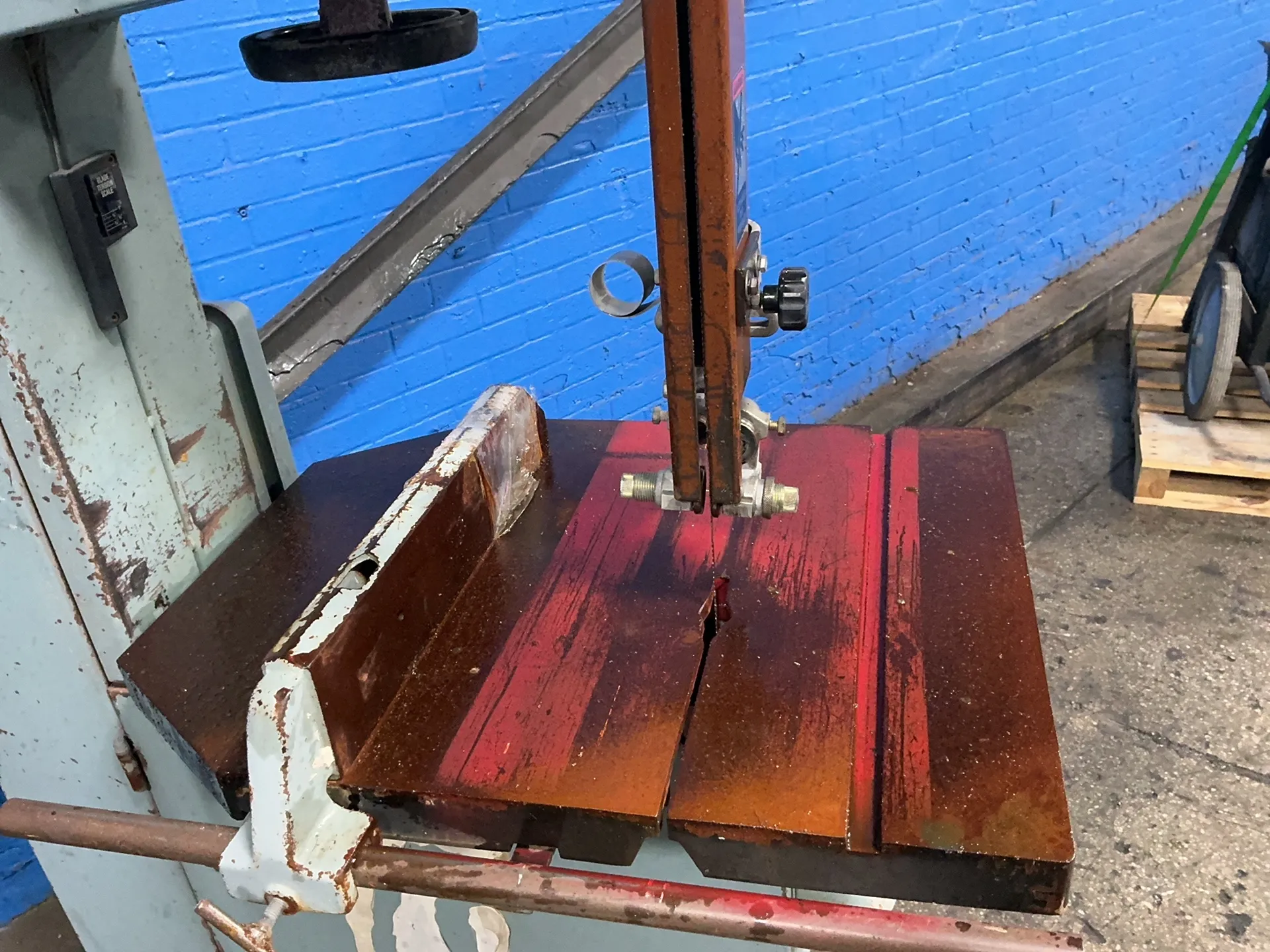 18" x 19" Delta, vertical band saw, 21" x 27" table, 2 HP - Image 4