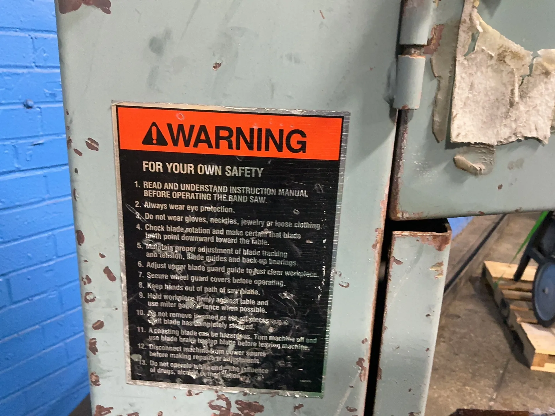 18" x 19" Delta, vertical band saw, 21" x 27" table, 2 HP - Image 5