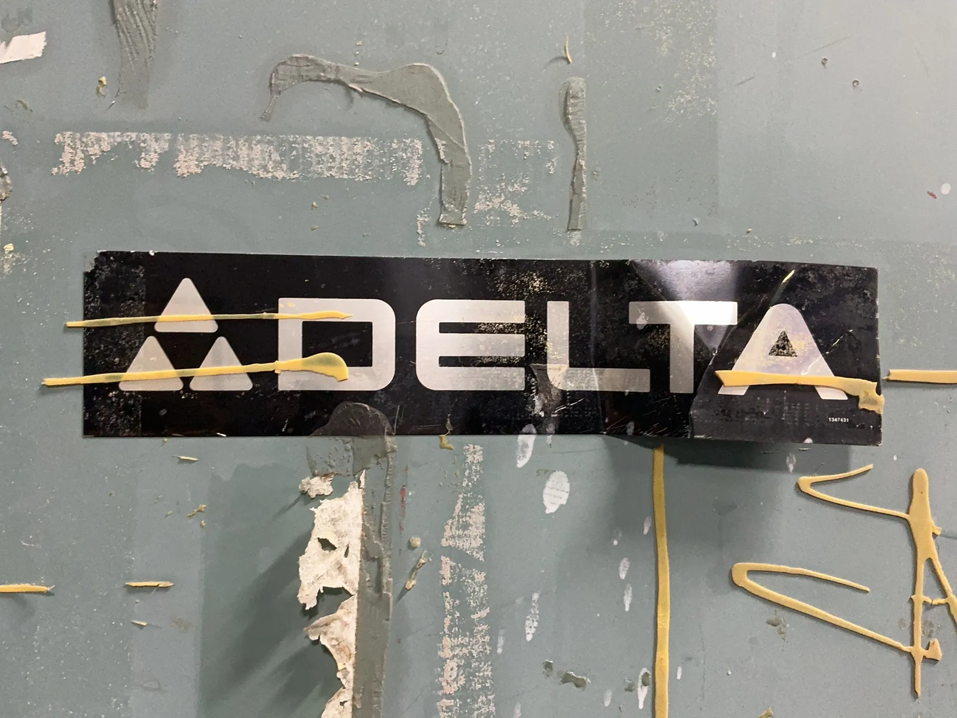 18" x 19" Delta, vertical band saw, 21" x 27" table, 2 HP - Image 6