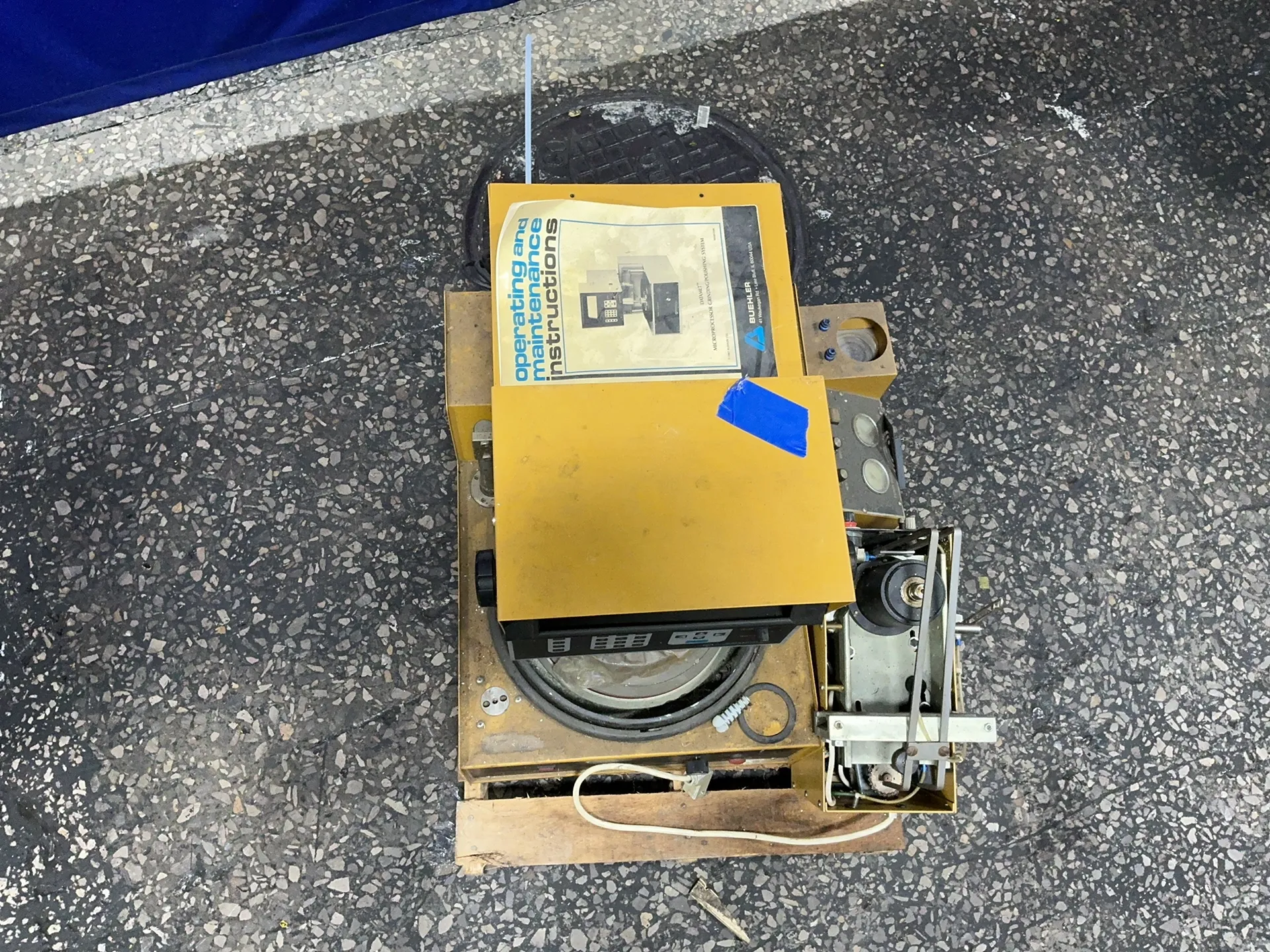 Buehler #60-5501-250, Microprocessor Grinding/Polishing System, 13" capacity, digital display, 1.5 A, 220 V. - Image 1