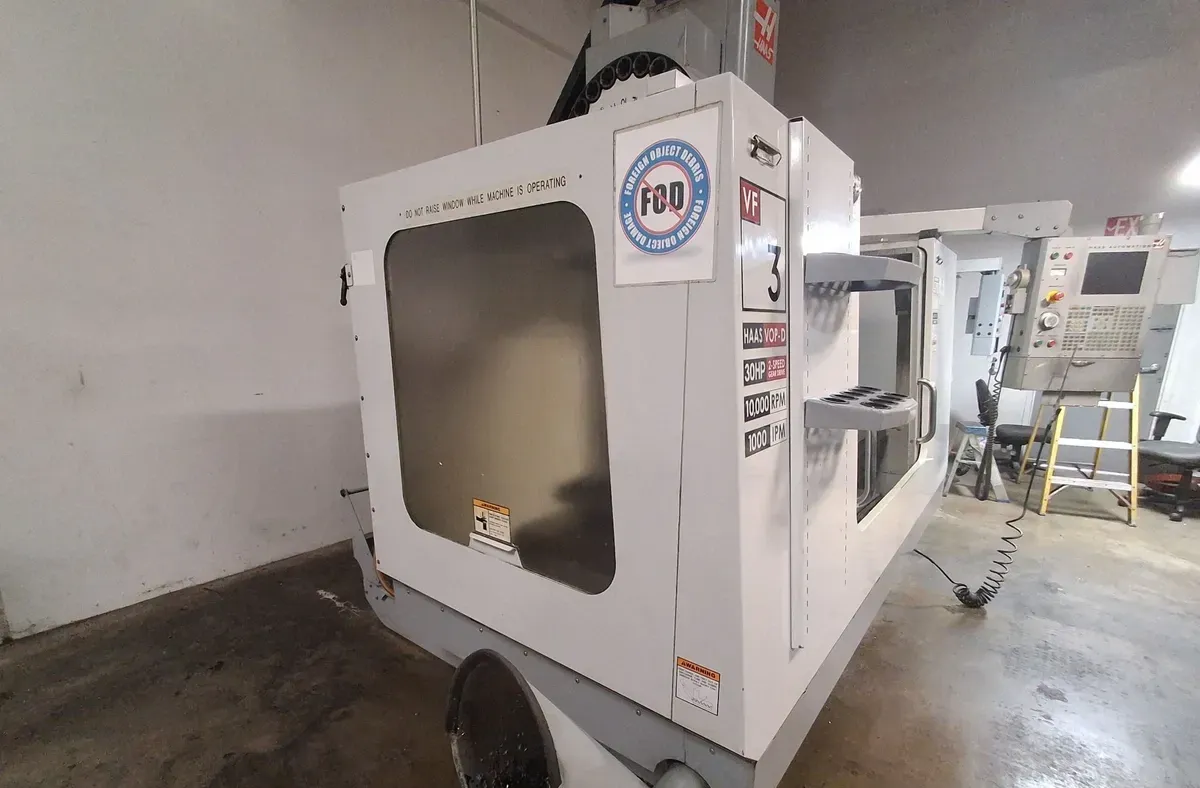 Haas #VF-3B, 4-Axis CNC Vertical Machining Center, 40" X, 20" Y, 25" Z, 48" x 18" table, 30 HP, 10,000 RPM - Image 2