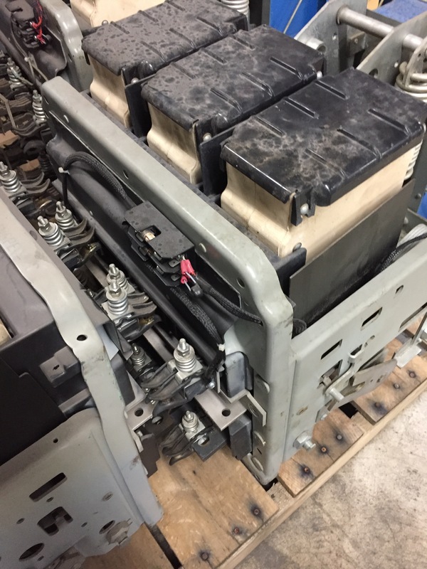 800 Amps, General Electric, akr- 4b-30, manually operated, drawout, w/AC-PRO - Image 3