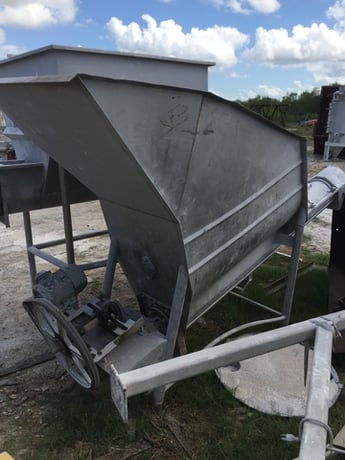 100 cu.ft. Stainless Steel hopper, approx 3' x 5' top opening, screw discharge - Image 3