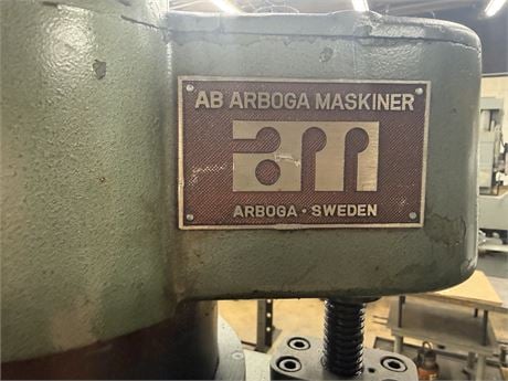 3.3'-7.8" Arboga, radial drill, #4MT, 6.69" spindle travel, 1900 RPM, 4 automatic feeds, 1.18" tapping, vise - Image 2