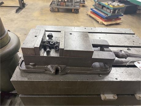 3.3'-7.8" Arboga, radial drill, #4MT, 6.69" spindle travel, 1900 RPM, 4 automatic feeds, 1.18" tapping, vise - Image 10