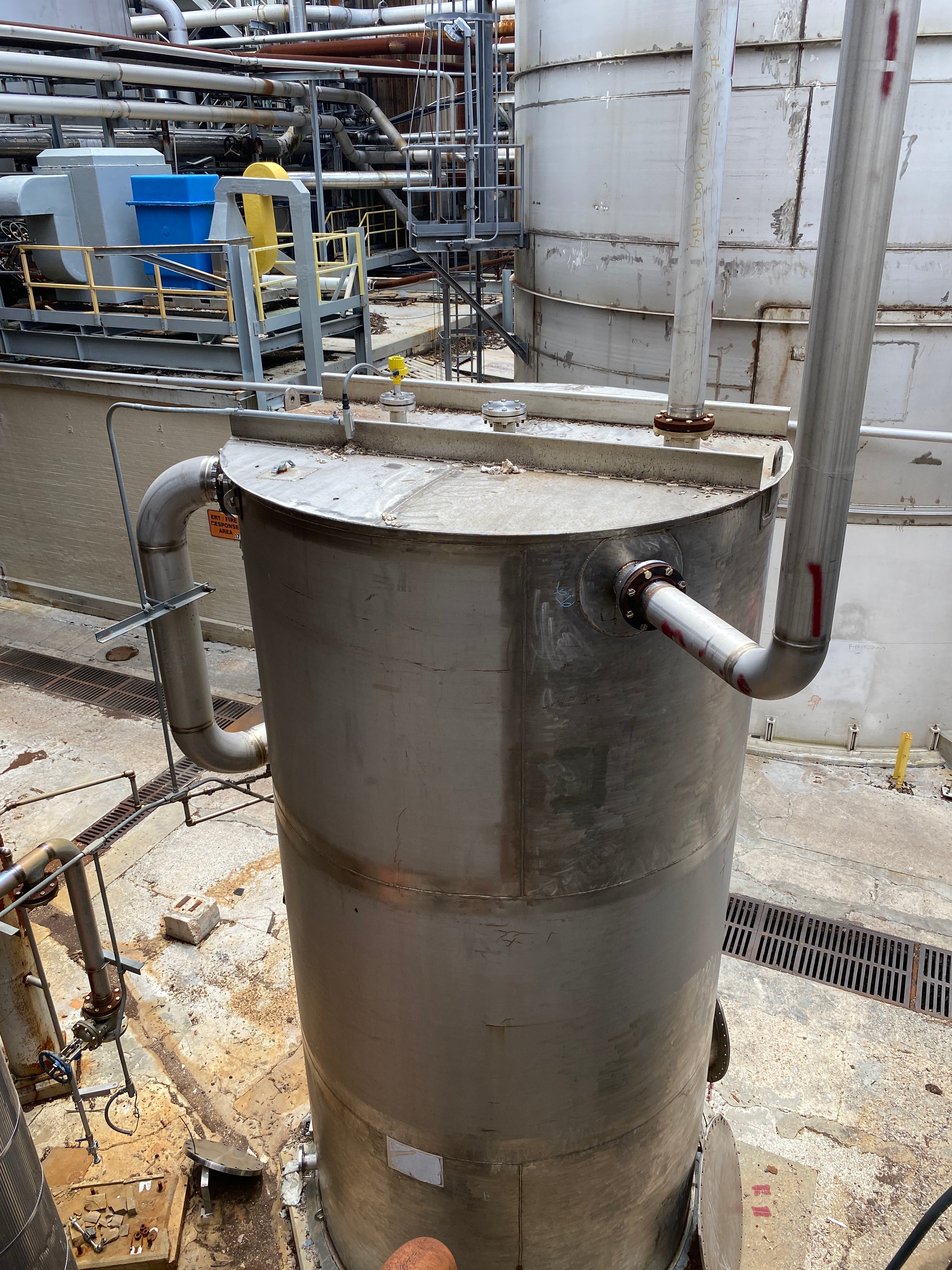 8500 gallon James Machine Works, 304L Stainless Steel Vertical Tank, 9' diameter x 18' straight side, flat - Image 4