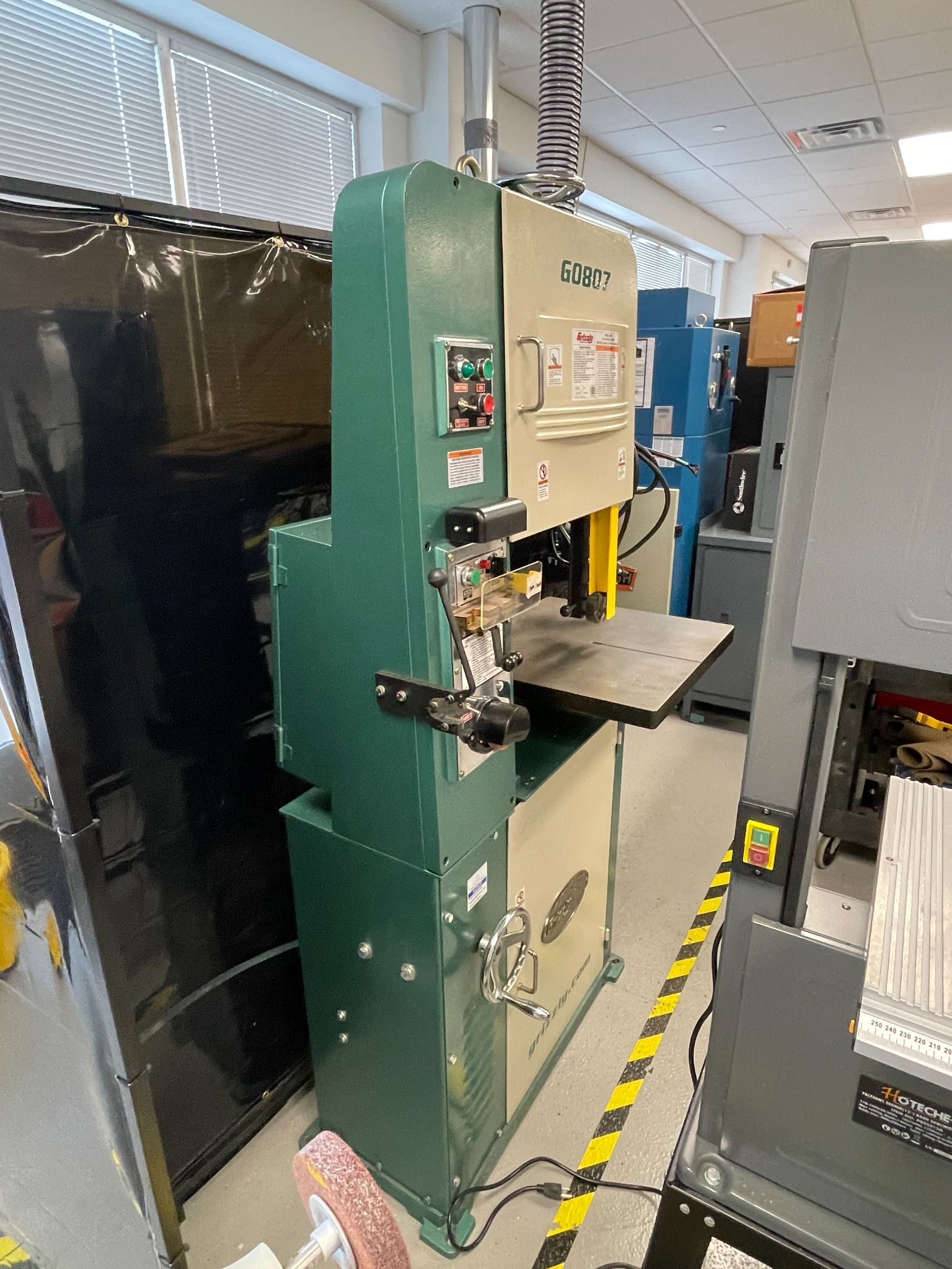 Grizzly #G0807, Vertical Band Saw, 140" blade, 15&deg; L/R & 10&deg; F/B table tilt, 2 HP, 1 phase, w/ blade - Image 3