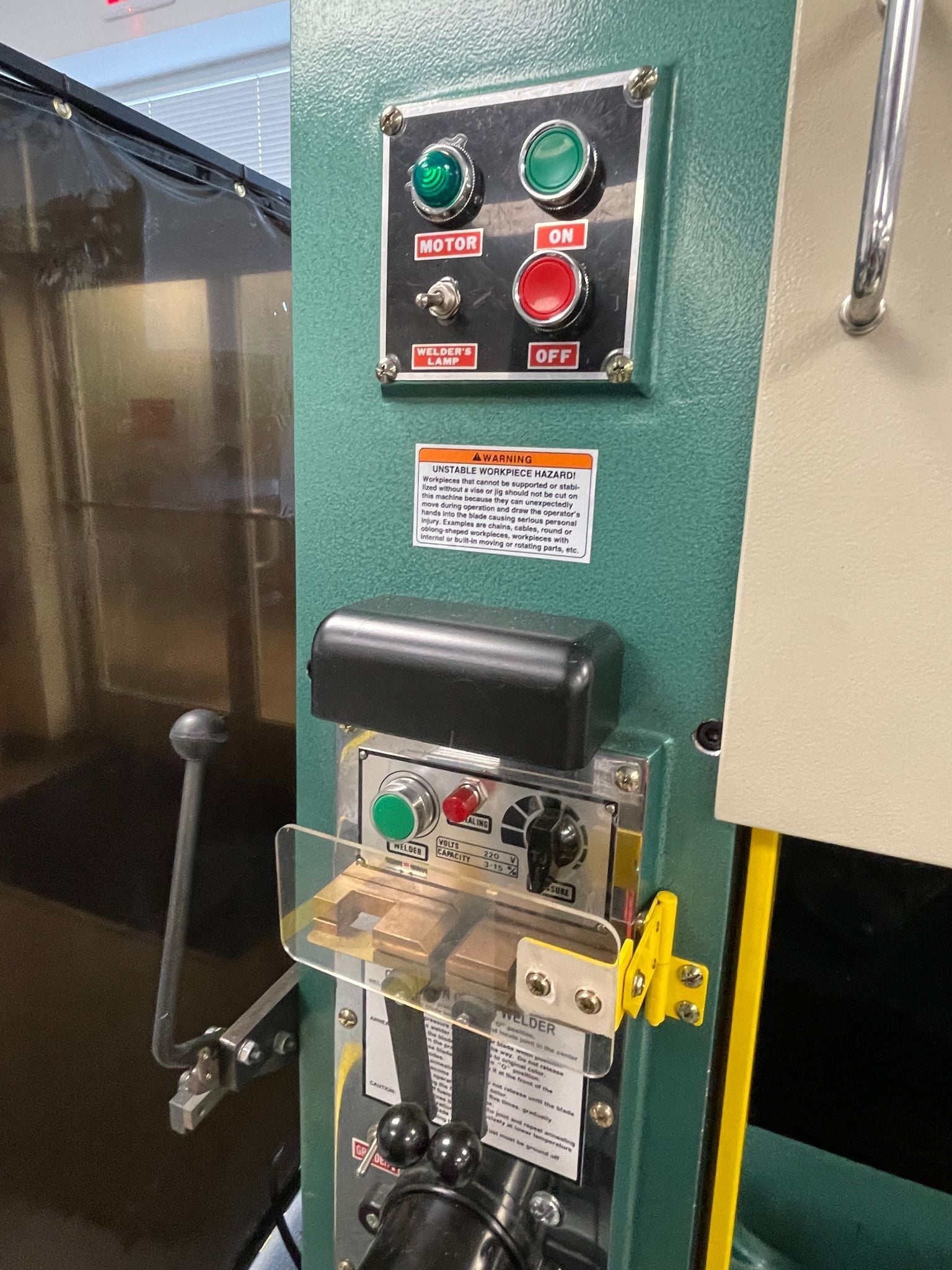 Grizzly #G0807, Vertical Band Saw, 140" blade, 15&deg; L/R & 10&deg; F/B table tilt, 2 HP, 1 phase, w/ blade - Image 4
