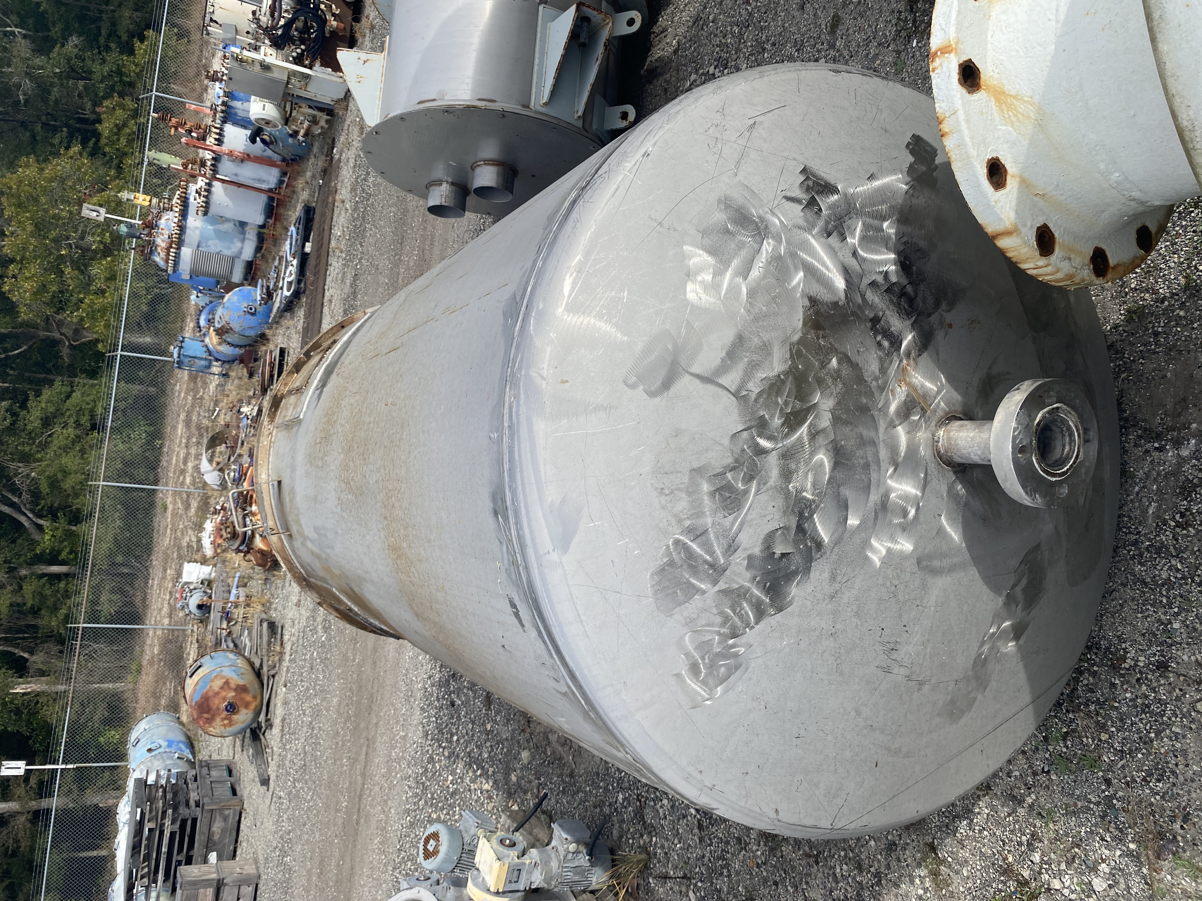 700 gallon IPSCO, 304 Stainless Steel Vertical Mix Tank, 48" diameter x 89" straight side, half-hinged top - Image 2