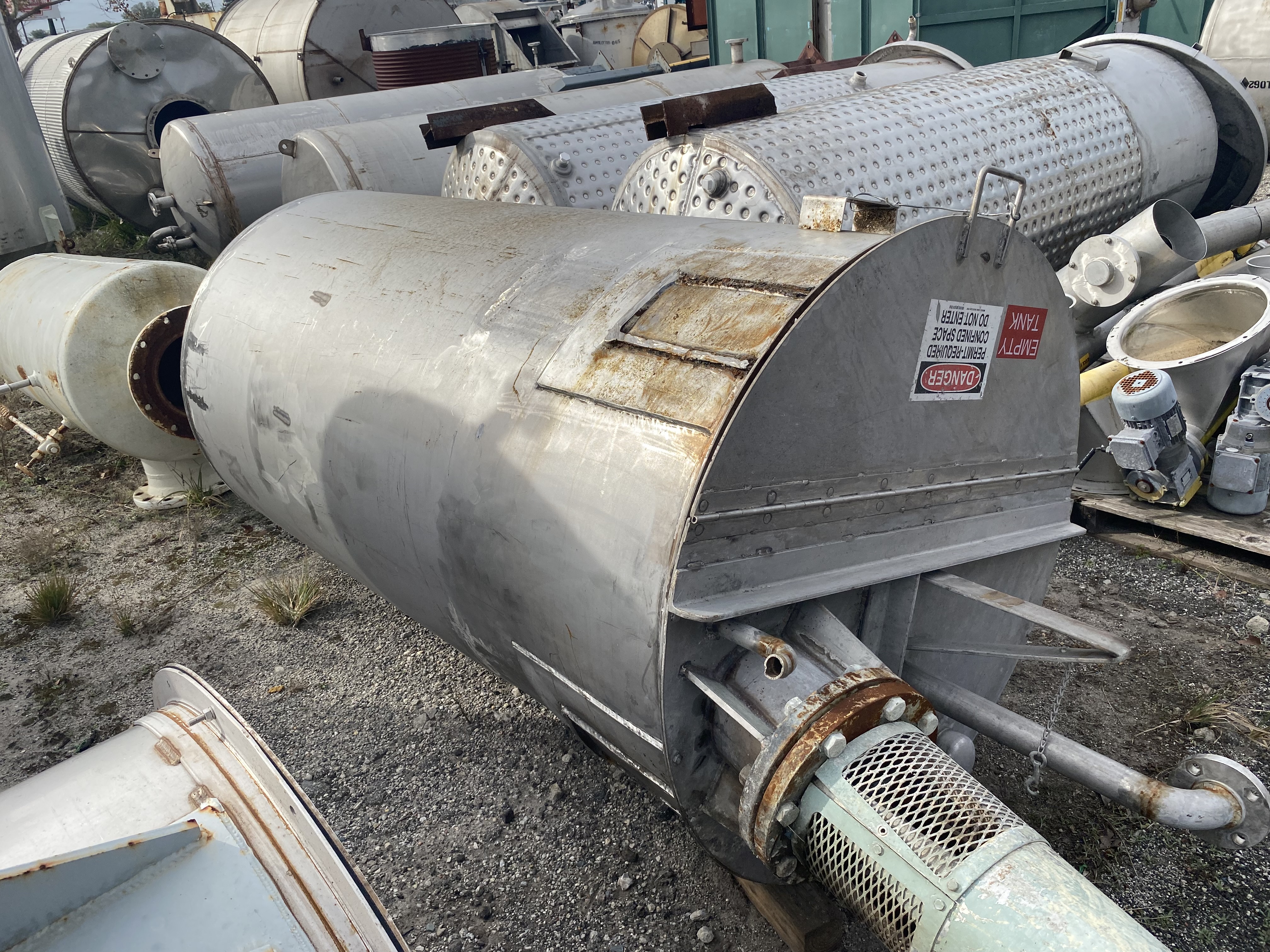 700 gallon IPSCO, 304 Stainless Steel Vertical Mix Tank, 48" diameter x 89" straight side, half-hinged top - Image 3