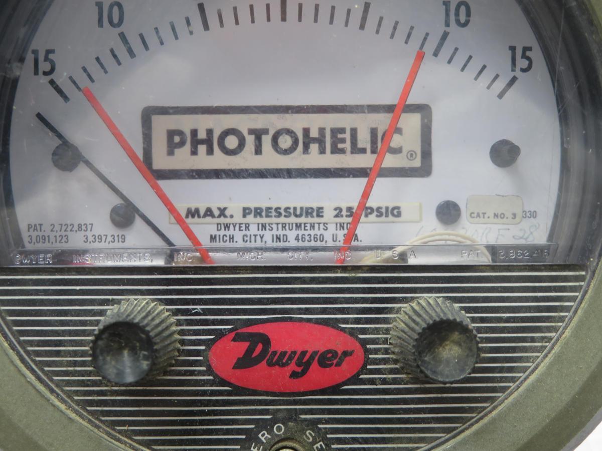 Dwyer #3330, pressure gauge - Image 1