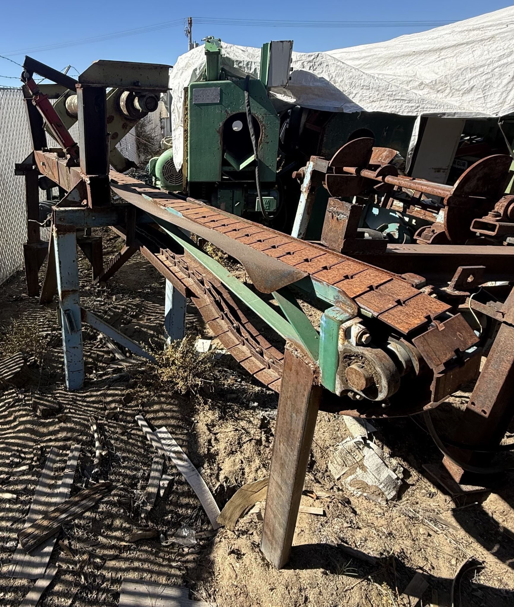 Slat Top Chain Transfer Conveyor w/Kicker Arms, cylinder-actuated kicker arms, steel frame, gearmotor drive - Image 1