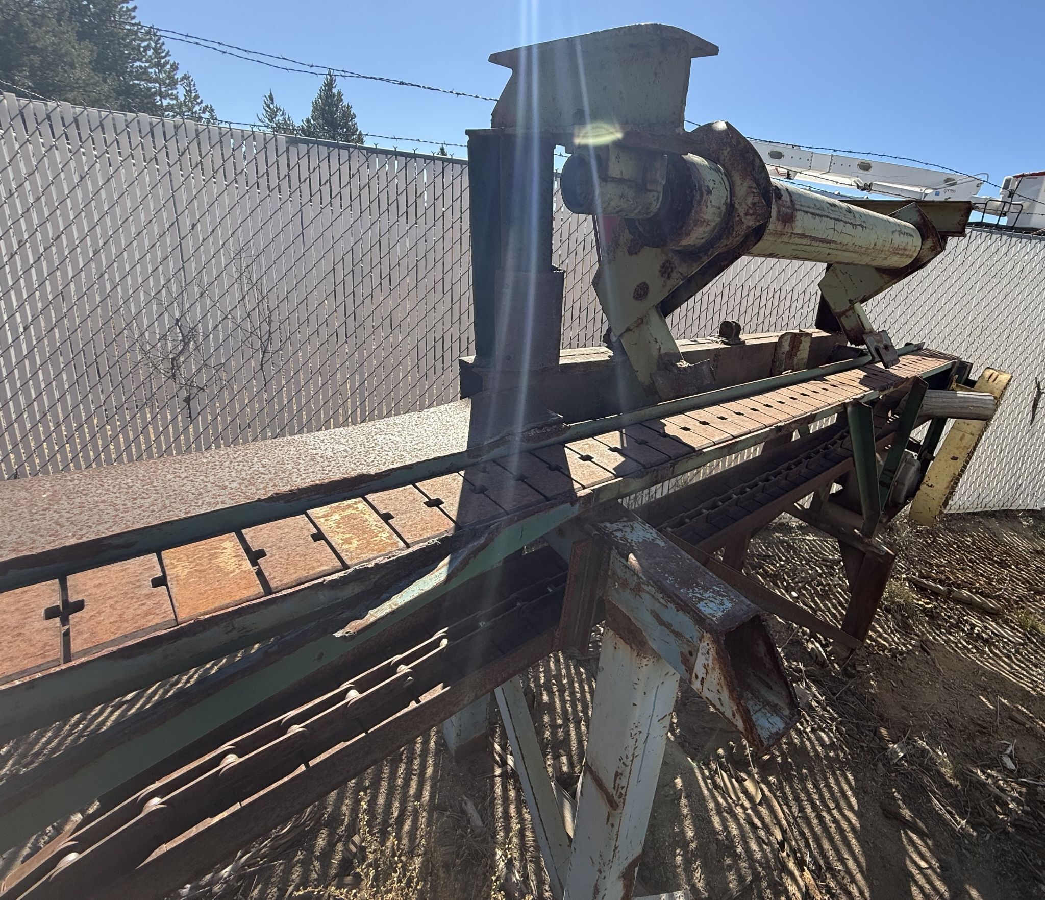Slat Top Chain Transfer Conveyor w/Kicker Arms, cylinder-actuated kicker arms, steel frame, gearmotor drive - Image 3