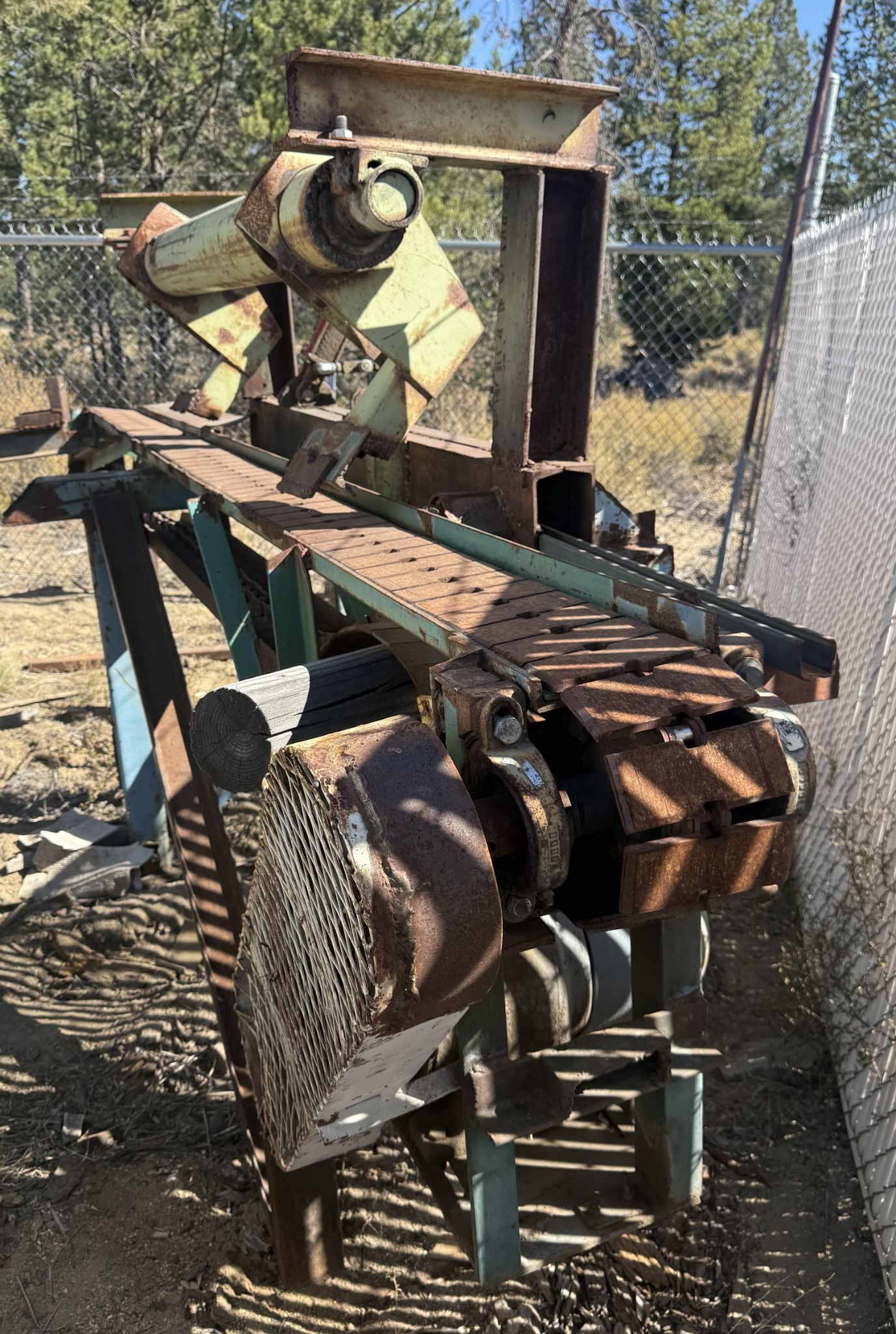 Slat Top Chain Transfer Conveyor w/Kicker Arms, cylinder-actuated kicker arms, steel frame, gearmotor drive - Image 6