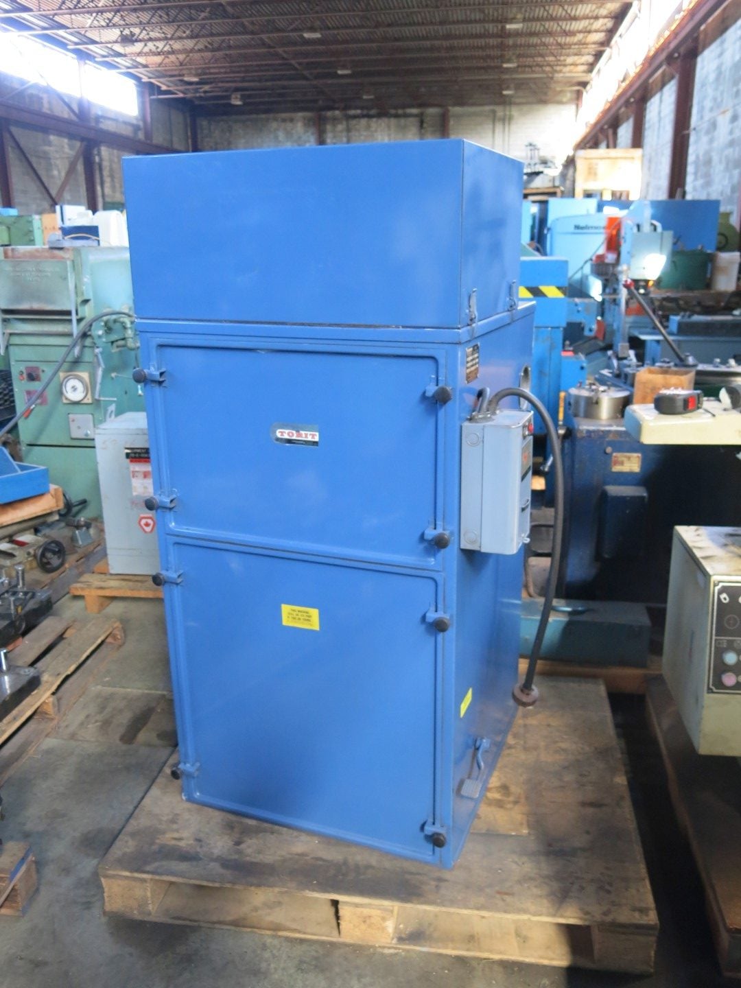 1231 cfm Torit #84, dust collector, 3 HP, (2) 4" & (1) 6" inlet ports, 220 V., 3 phase - Image 1