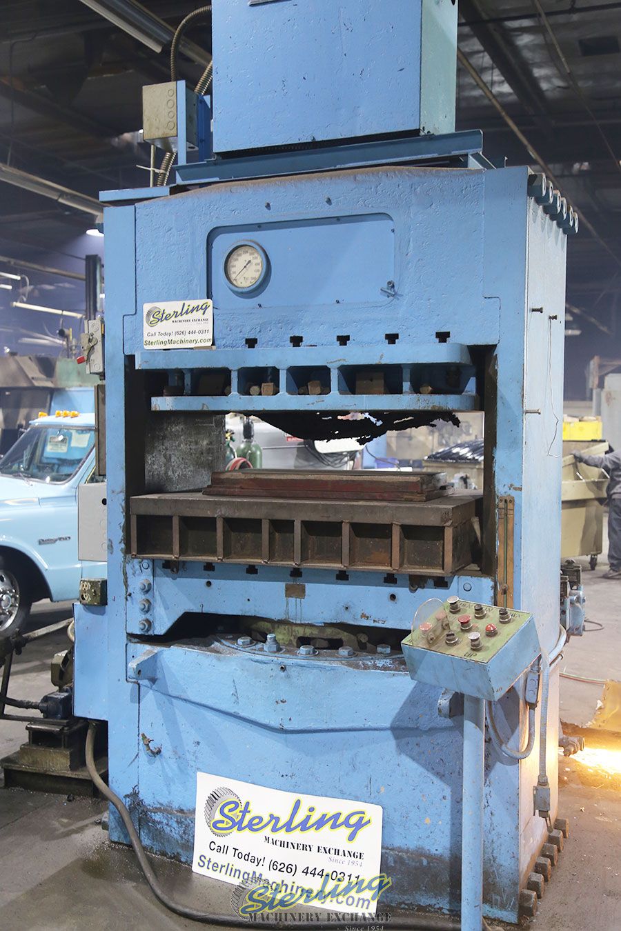 530 Ton, French Oil #51118, hydraulic molding press, #A5484 - Image 5