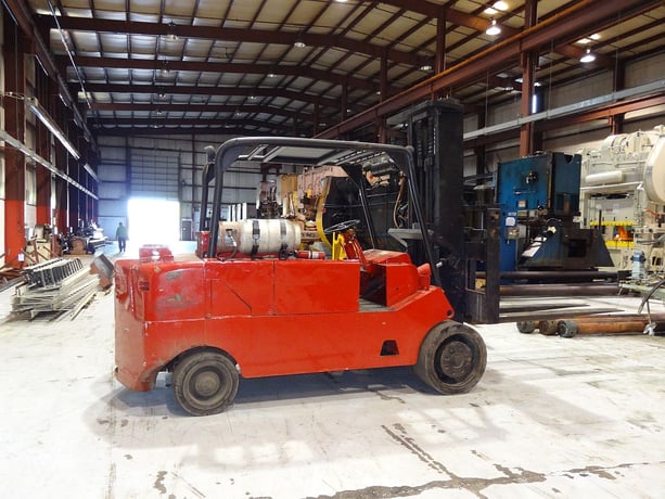 30000 lb. Caterpillar #71L264, 703 hours, 108" mast hght, 36" off loadcenter, 84" L forks - Image 2