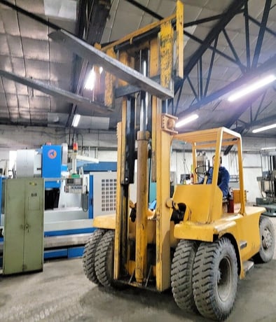 25000 lb. Towmotor #B20-25, forklift, 6' L x 7.25" W forks, pneumatic tires, 4-speeds - Image 1