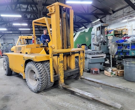25000 lb. Towmotor #B20-25, forklift, 6' L x 7.25" W forks, pneumatic tires, 4-speeds - Image 2
