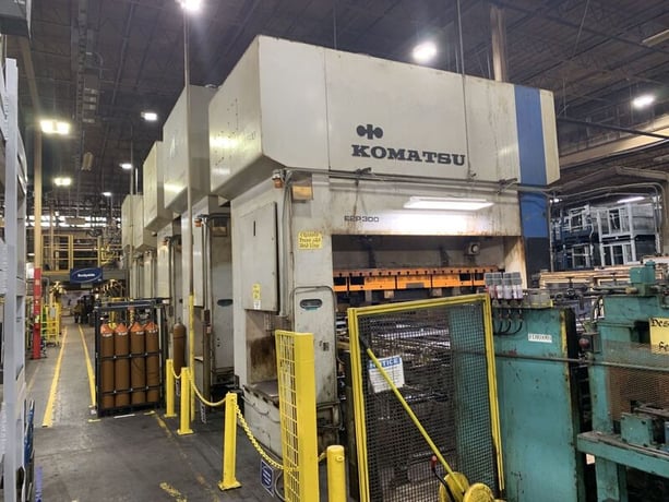 330 Ton, Komatsu #E2P, 17" stroke, 33" Shut Height, 118x51" bed, 15-25 SPM, (3), 1985, video under power - Image 5