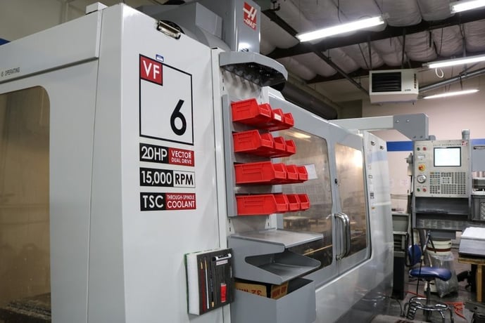 Haas #VF-6D/40, 15000 RPM spindle,coolant thru spindle,air blast, #40 taper, 24 side mount tool - Image 1