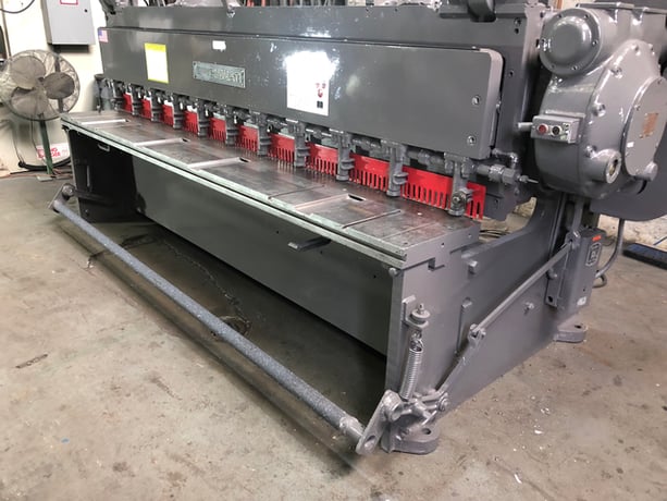 10 ga. x 10' Cincinnati #1410, mechanical power squaring shear, 36" BG, 11 hydraulic hold downs, 60 SPM, 7.5 - Image 2