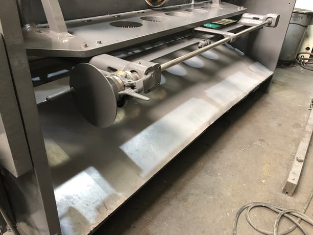 10 ga. x 10' Cincinnati #1410, mechanical power squaring shear, 36" BG, 11 hydraulic hold downs, 60 SPM, 7.5 - Image 3