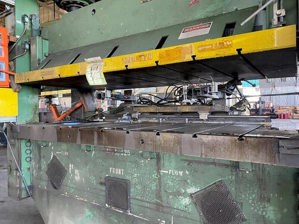 300 Ton, Pacific #300D10-60, hydraulic press, 18" stroke, 28" window, 123" x 60" bed, 40 HP, Allen Bradley - Image 5