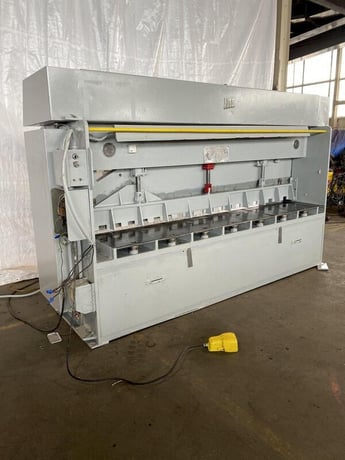 1/2" x 10' HTC hydraulic shear, front operated power back gauge, 11 hold downs, 72" squaring arm, 25 HP - Image 3