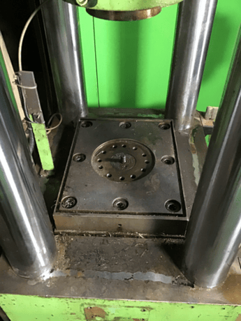 200 Ton, DongSung, hydraulic shell press, 4-post, 18" stroke, 21" daylight, 31.5" LR x 23.5" front back bed - Image 3