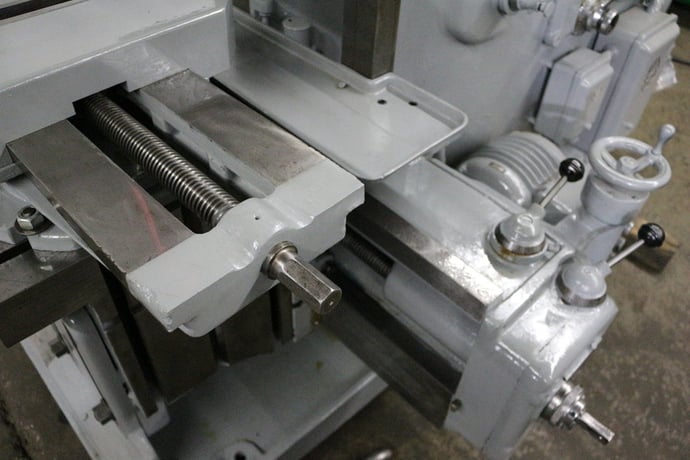 20" Rockford shaper, 22" stroke, universal t-slotted table, heavy duty vise, 7.5 HP, low hours - Image 2