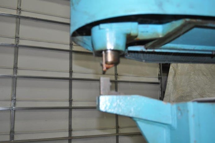No. 1060-S1 Libert nibbler, 1/4"cutting capacity, 60" throat,foot pedal,like new, 1981 - Image 3