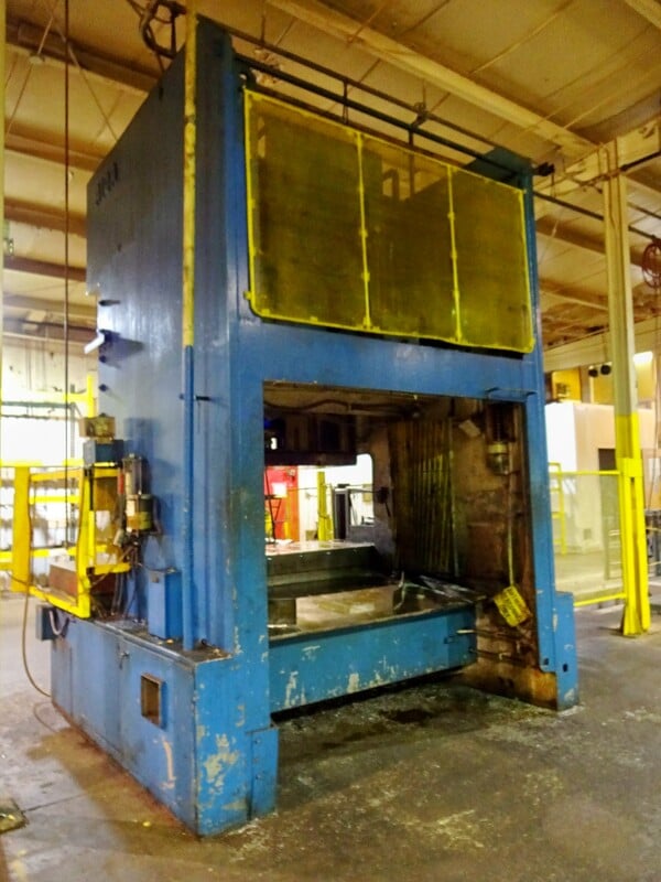 275 Ton, Aida #C2-25(2), double crank gap frame press, 11" stroke, 21.6" Shut Height,air clutch, 1985 - Image 3