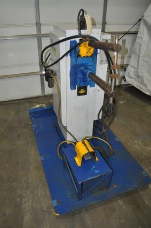 10 KVA Lors, spot welder, 18" throat,foot pedal, 2+2 max weld thickness, 550 V. - Image 2
