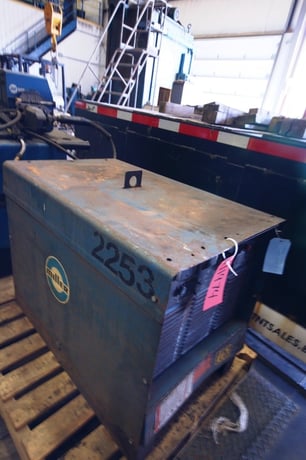 Miller #Deltaweld-450 Welder, 14-18 Volt. range, 23" x 38" approx. dimensions, 28" aprox. height, 28 KVA - Image 3
