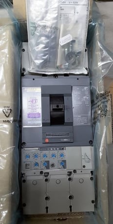 400 Amps, Square D Powerpact, DJP36400E54AABC, LSIG with alarm switch - Image 1