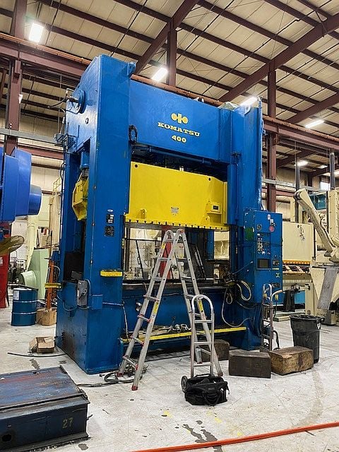 300 Ton, Komatsu #E2P-300W, 7.8" stroke, 30.3" Shut Height, 8.66" adj., 30-60 SPM, 98.43" x 51.18" bed, air - Image 2
