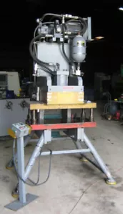 15 Ton, Continental, hydraulic press, 18" x 40" bed, 5" stroke, 15 HP hydraulic system, 220/440 V. - Image 1