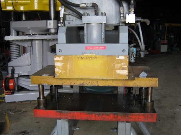 15 Ton, Continental, hydraulic press, 18" x 40" bed, 5" stroke, 15 HP hydraulic system, 220/440 V. - Image 4
