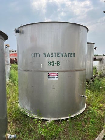 2500 gallon Stainless Steel vertical tank, 90" x 93", open top w/hinged cover, flat bottom - Image 1