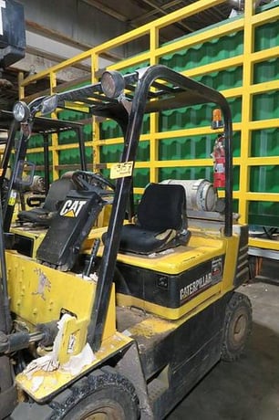5000 lb. Caterpillar #V50E, propane forklift w/48" Cascade reach fork attachment - Image 2