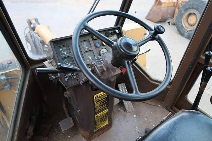 Dresser #512, pay loader, 5' fork attachment, diesel engine, 14646 running hours - Image 8