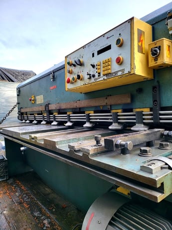 1/4" x 6' Amada #M-2060, Mechanical Squaring Shear, Squaring Arm - Image 3