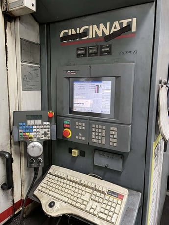 Cincinnati #HPC-500-XT, 29.4" X, 27.5" Y, 35.4" Z, cat-50, 10000 RPM, 27 HP, 60 automatic tool changer, 2001 - Image 4